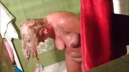 The boy threw both crumbs and cumshot one on the pubis