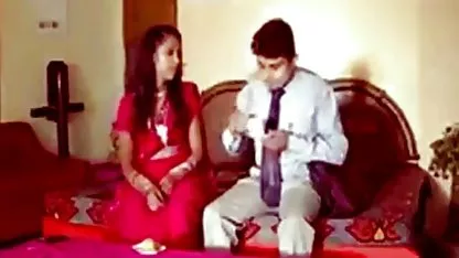 The hottie seduced the married girl in the toilet