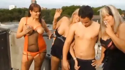 Vasya took a striptease blonde and beautifully pulled her cancer