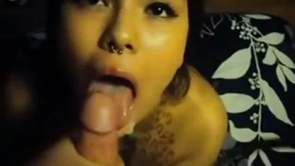 Chick put a hairbrush in anal before a mirror