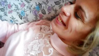 Woman brightened up her leisure time by masturbating a hairy hole