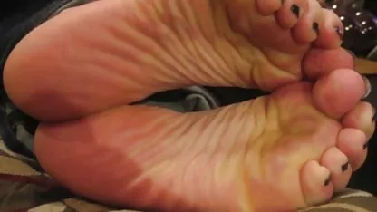 Two lesbians lick and rub their pussy on cam